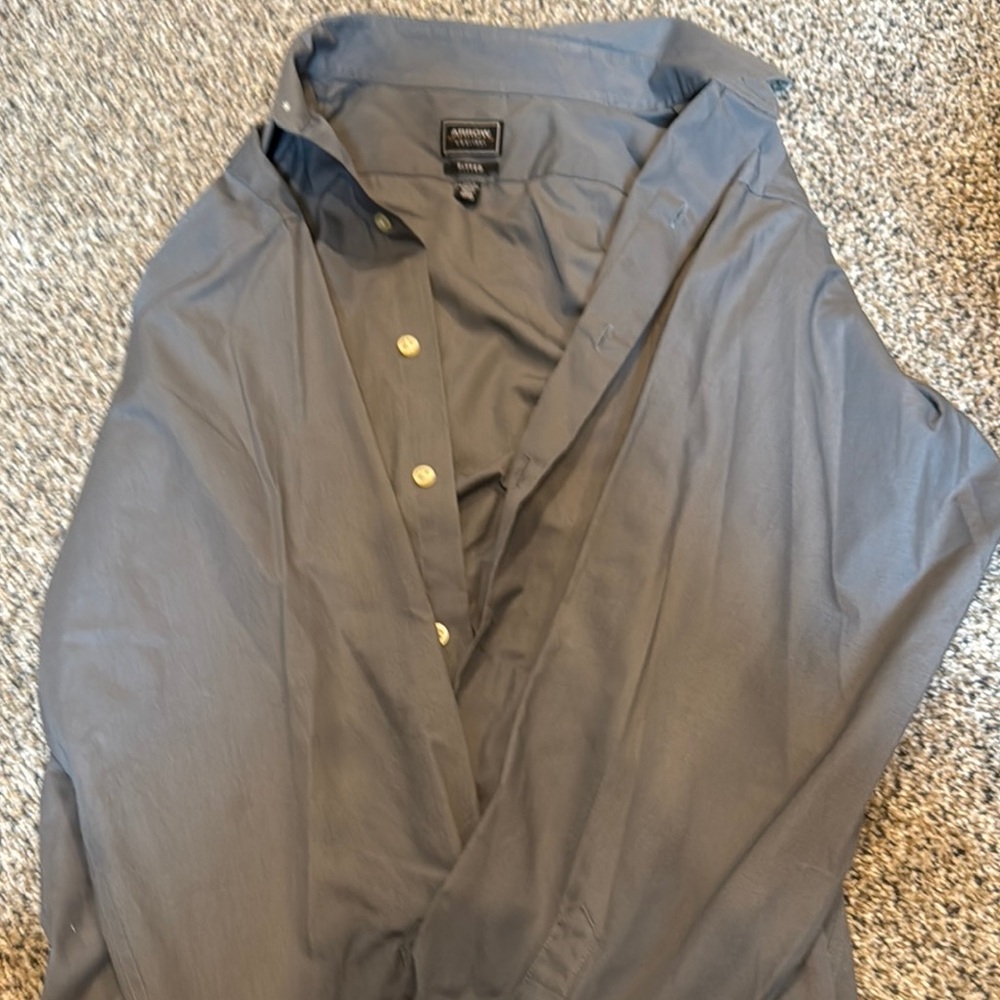 Men’s Gray Button-Up Shirt